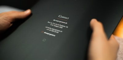 人们手上的黑色ipad